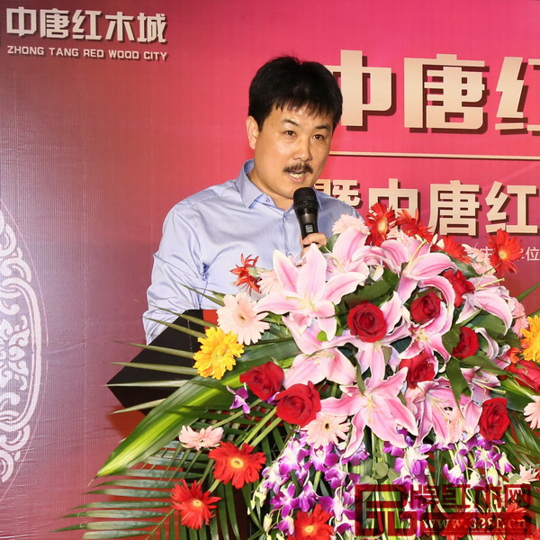 圖6_中唐紅木城忠誠貢獻(xiàn)商戶獎代表金匯美總經(jīng)理王春山致辭
