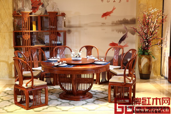 為更大程度滿足當(dāng)代消費(fèi)市場(chǎng)的需求，華行紅木原創(chuàng)新中式系列精品深受市場(chǎng)歡迎