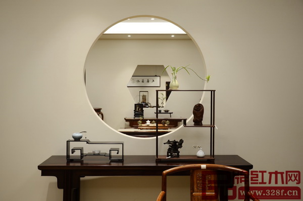 區(qū)氏臻品明清家具藝術(shù)館二層為簡約中式風(fēng)格，點(diǎn)綴海棠、圓洞漏窗等蘇州建筑元素，別具韻味