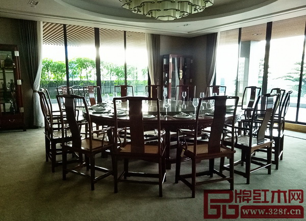 區(qū)氏臻品明清家具藝術(shù)館四層的家庭式飯廳、沙發(fā)套裝等與現(xiàn)代歐美裝飾布局融合，古典現(xiàn)代生活近在眼前