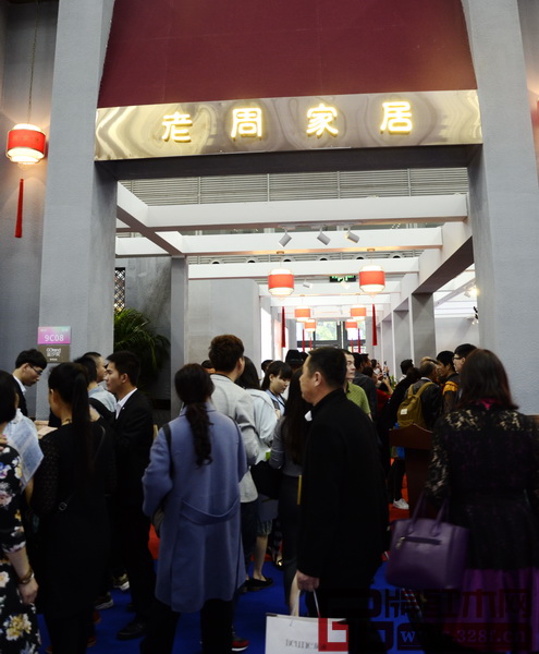 深圳國際家具展期間，參觀老周家居展廳的經(jīng)銷商絡(luò)繹不絕