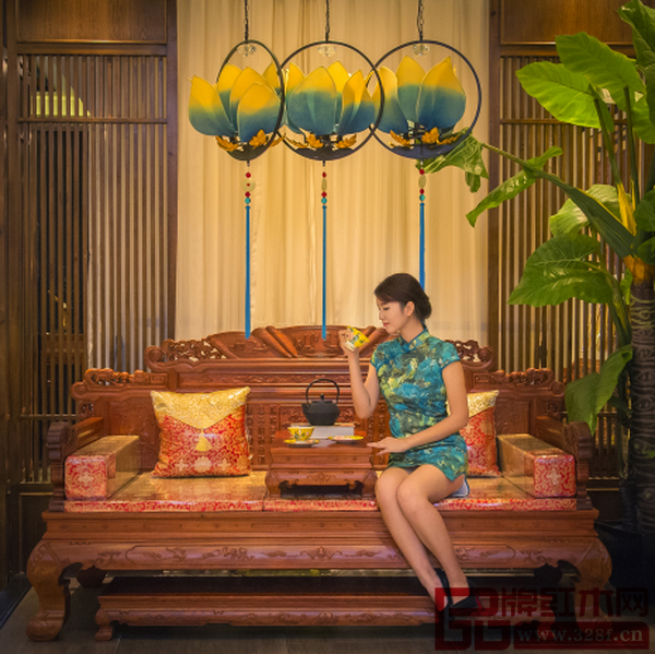 紅木家具與茶之絕配，讓溫潤清雅的木香與自然靈性的茶香融為一體，靜謐恬靜令人放松身心