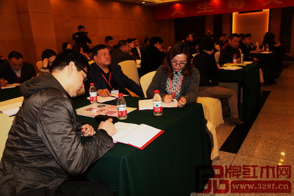 會(huì)議上學(xué)員積極做筆記