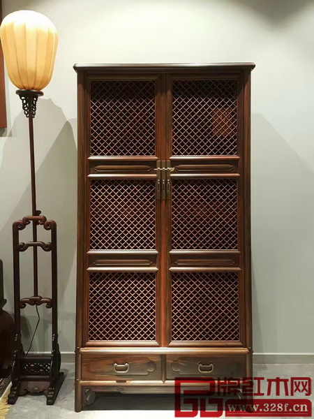 圓角柜的木紋清晰，線條簡練優(yōu)雅