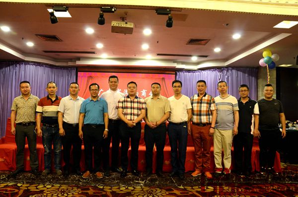 廣東省湖南商會(huì)紅木專業(yè)委員會(huì)籌備小組合影留念 廣東省湖南商會(huì)紅木專業(yè)委員會(huì)籌備小組合影留念
