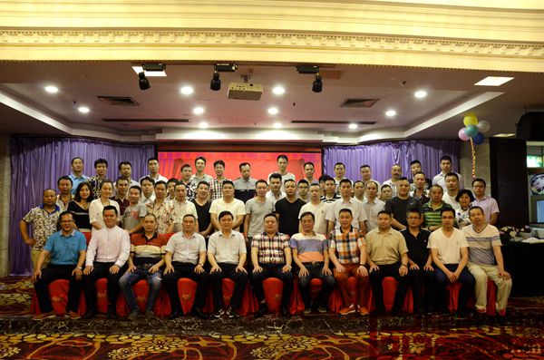 廣東省湖南商會(huì)紅木專業(yè)委員會(huì)會(huì)員大合影 廣東省湖南商會(huì)紅木專業(yè)委員會(huì)會(huì)員大合影