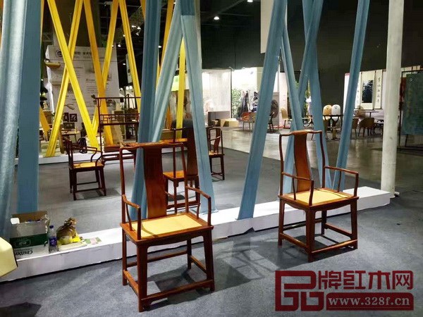 東北林業(yè)大學(xué)中國古家具研究中心在廣州家博會上展出的明清風(fēng)格家具 東北林業(yè)大學(xué)中國古家具研究中心在廣州家博會上展出的明清風(fēng)格家具