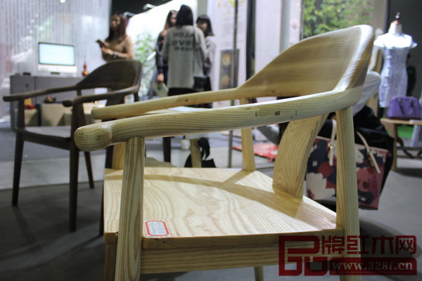 全聯(lián)藝術(shù)紅木家具專業(yè)委員會專家顧問、中央民族大學(xué)人體工程學(xué)專家蘇垣專利產(chǎn)品亮相廣州家博會