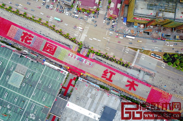 萬人工匠方陣組成的“花園紅木”四個字 萬人工匠方陣組成的“花園紅木”四個字