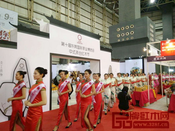 第十屆東莞國(guó)際茶業(yè)博覽會(huì)“中式茶臺(tái)紅木節(jié)”現(xiàn)場(chǎng)古韻悠揚(yáng)