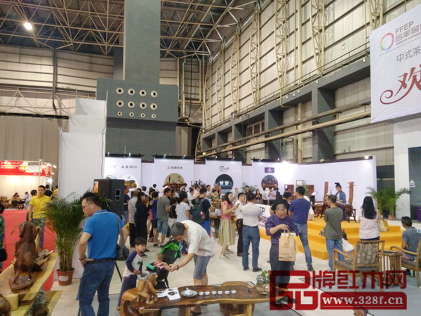 茶臺(tái)紅木節(jié)現(xiàn)場(chǎng)人流多，現(xiàn)場(chǎng)古箏和古琴曲演奏吸引眼球