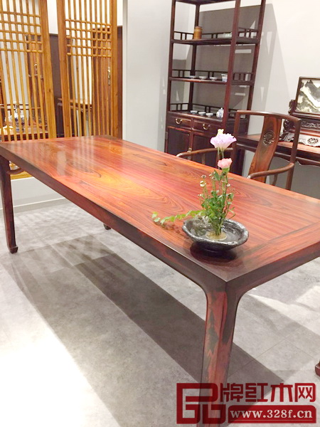 畫案的木紋非常美，像一對雙飛的蝴蝶