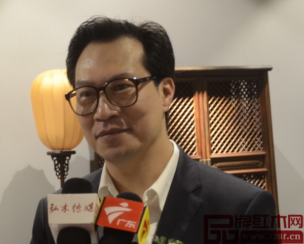 蔣念慈先生從事古董家具生意近30年 蔣念慈先生從事古董家具生意近30年