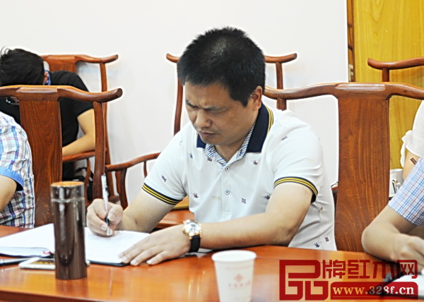 中信紅木董事長(zhǎng)李忠信在會(huì)上認(rèn)真做筆記 中信紅木董事長(zhǎng)李忠信在會(huì)上認(rèn)真做筆記