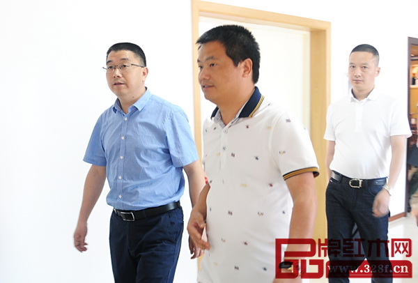 東陽(yáng)市副市長(zhǎng)胡宏立與中信紅木董事長(zhǎng)李忠信一同走出會(huì)場(chǎng) 東陽(yáng)市副市長(zhǎng)胡宏立與中信紅木董事長(zhǎng)李忠信一同走出會(huì)場(chǎng)