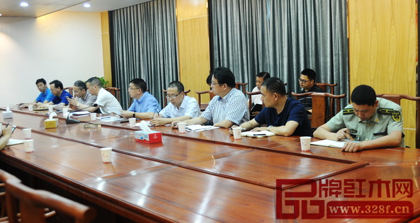 東陽(yáng)市“四無(wú)”企業(yè)“颶風(fēng)整治”報(bào)告會(huì)現(xiàn)場(chǎng)