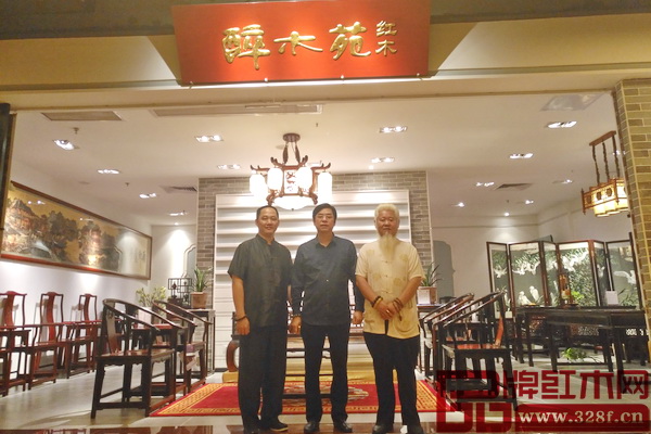廣東省家具協(xié)會執(zhí)行會長、廣州市家具行業(yè)協(xié)會會長梁納新（中）一行到訪醉木苑展廳參觀指導，醉木苑總經(jīng)理鄭庭華（左）熱情接待