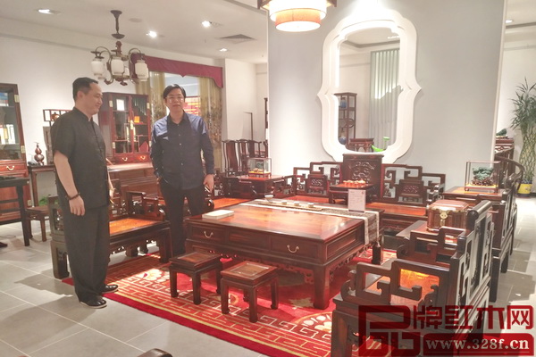梁納新高度肯定醉木苑家具的品質(zhì)和工藝，并盛贊其產(chǎn)品特色鮮明、人文內(nèi)涵豐富