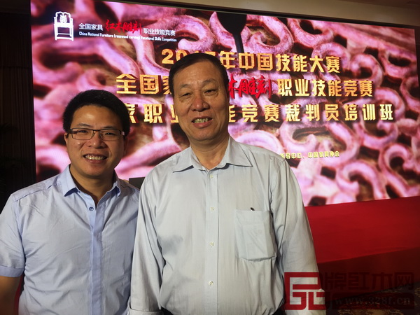 孔連紅木總經(jīng)理李子雄（左一）與中國家具協(xié)會副理事長劉金良合影
