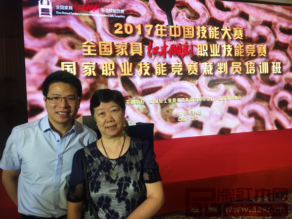 孔連紅木總經(jīng)理李子雄（左一）與中國就業(yè)培訓(xùn)技術(shù)指導(dǎo)中心原競賽處處長賈偉一合影