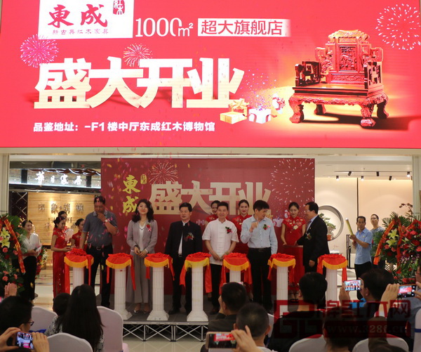 華南農(nóng)業(yè)大學教授、木材保健開拓人李凱夫(右一)、中國家具協(xié)會常務理事、東成紅木集團董事長張錫復(左三)、中國林產(chǎn)工業(yè)協(xié)會紅木分會副會長謝巧明(右二)、居然之家萬佳店總經(jīng)理劉慧茹(左二)、東成紅木蘭州旗艦店總經(jīng)理吳鋒強(右三)等出席剪彩儀式 華南農(nóng)業(yè)大學教授、木材保健開拓人李凱夫(右一)、中國家具協(xié)會常務理事、東成紅木集團董事長張錫復(左三)、中國林產(chǎn)工業(yè)協(xié)會紅木分會副會長謝巧明(右二)、居然之家萬佳店總經(jīng)理劉慧茹(左二)、東成紅木蘭州旗艦店總經(jīng)理吳鋒強(右三)等出席剪彩儀式