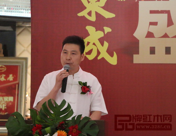 蘭州旗艦店總經(jīng)理吳鋒強致辭