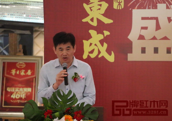 中國林產(chǎn)工業(yè)協(xié)會紅木分會副會長謝巧明代中國家具協(xié)會理事長朱長嶺宣讀賀詞