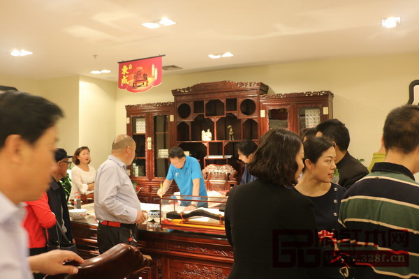 東成紅木推出的總裁簽售、多重好禮活動吸引了大量市民關注，蘭州店內(nèi)購買氛圍熱烈