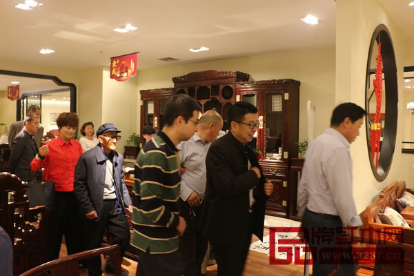 東成紅木蘭州店內(nèi)聚滿了前來選購家具的市民