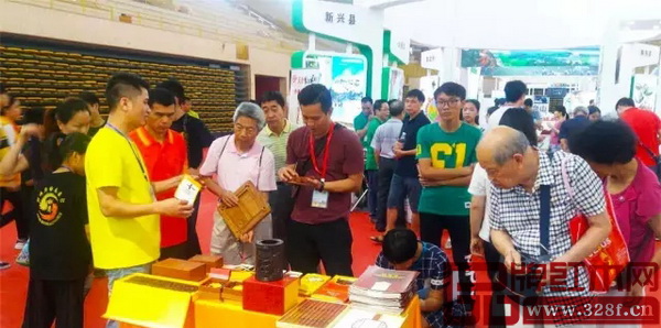 2017首屆佛山·禪城旅游文化周暨高鐵經(jīng)濟帶旅游博覽會上，江門新會古典家具城展位上的特色紅木禮品引起了不少市民的興趣