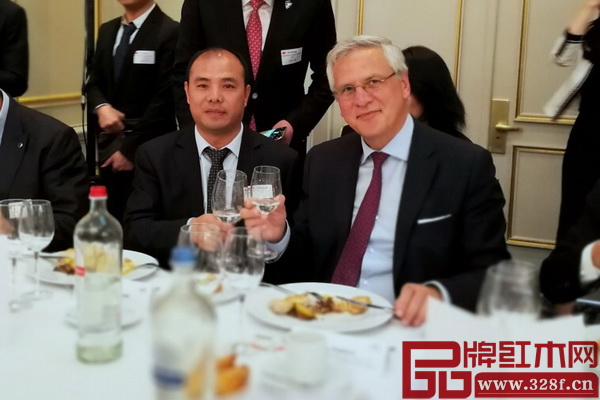 萬(wàn)盛宇紅木董事長(zhǎng)蔣楨全(左)與比利時(shí)副首相克里斯·佩特斯合影留念 萬(wàn)盛宇紅木董事長(zhǎng)蔣楨全(左)與比利時(shí)副首相克里斯·佩特斯合影留念
