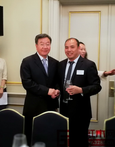 萬(wàn)盛宇紅木董事長(zhǎng)蔣楨全(左)與中國(guó)國(guó)際貿(mào)易促進(jìn)委員會(huì)黨組書(shū)記、會(huì)長(zhǎng),中國(guó)國(guó)際商會(huì)會(huì)長(zhǎng)姜增偉(右)合影留念 萬(wàn)盛宇紅木董事長(zhǎng)蔣楨全(左)與中國(guó)國(guó)際貿(mào)易促進(jìn)委員會(huì)黨組書(shū)記、會(huì)長(zhǎng),中國(guó)國(guó)際商會(huì)會(huì)長(zhǎng)姜增偉(右)合影留念