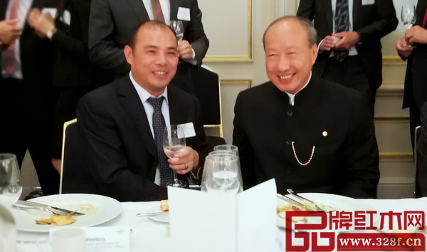 萬(wàn)盛宇紅木董事長(zhǎng)蔣楨全(左)與海航集團(tuán)董事局主席陳峰(右)合影留念 萬(wàn)盛宇紅木董事長(zhǎng)蔣楨全(左)與海航集團(tuán)董事局主席陳峰(右)合影留念