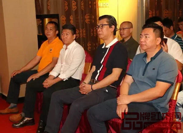 東莞市茶葉行業(yè)協(xié)會會長盧樹勛(右二)、東莞市龍門茶倉創(chuàng)始人譚文輝(左一)、東莞市萬江茶葉行業(yè)協(xié)會會長鄭旭(左二)、國壽紅木總經(jīng)理陳衛(wèi)棠(右一)出席本次活動 東莞市茶葉行業(yè)協(xié)會會長盧樹勛(右二)、東莞市龍門茶倉創(chuàng)始人譚文輝(左一)、東莞市萬江茶葉行業(yè)協(xié)會會長鄭旭(左二)、國壽紅木總經(jīng)理陳衛(wèi)棠(右一)出席本次活動