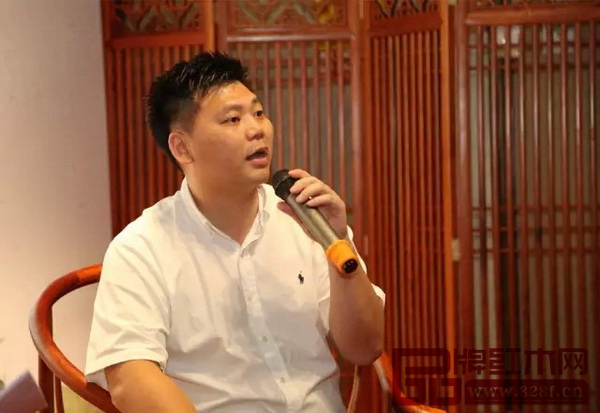 國壽紅木副總經(jīng)理王耀佳進行紅木知識講解 國壽紅木副總經(jīng)理王耀佳進行紅木知識講解