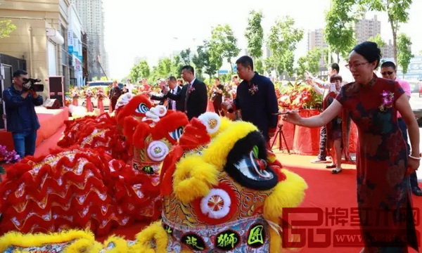 開業(yè)嘉賓進(jìn)行為獅子點(diǎn)睛 開業(yè)嘉賓進(jìn)行為獅子點(diǎn)睛