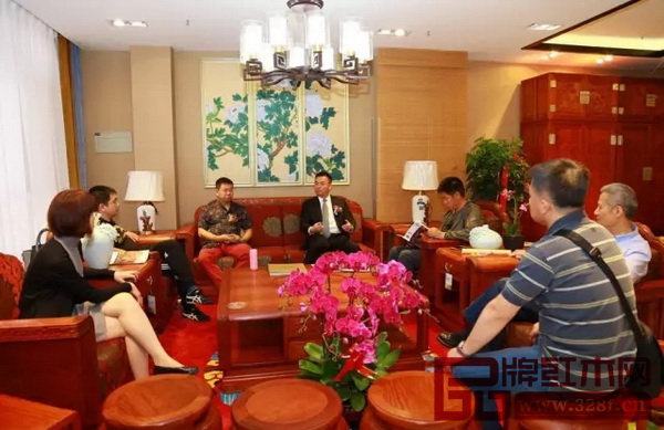 國壽紅木副董事長陳淦凡與客戶進(jìn)行交流 國壽紅木副董事長陳淦凡與客戶進(jìn)行交流