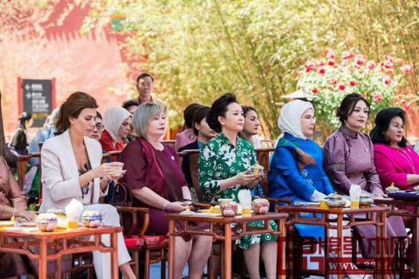 大城縣紅木家具代表品牌提供的紅木桌椅驚艷亮相“一帶一路”國際合作高峰論壇的《絲韻春風(fēng)》文化展演現(xiàn)場 大城縣紅木家具代表品牌提供的紅木桌椅驚艷亮相“一帶一路”國際合作高峰論壇的《絲韻春風(fēng)》文化展演現(xiàn)場