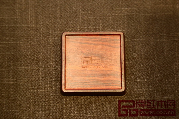 區(qū)氏臻品藍(lán)邊馬蹄杯配套的小葉紫檀杯墊做工精巧 區(qū)氏臻品藍(lán)邊馬蹄杯配套的小葉紫檀杯墊做工精巧