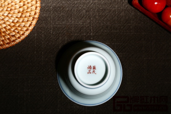 杯底以深紅釉色的書法呈現(xiàn)“區(qū)氏臻品”四個(gè)字 杯底以深紅釉色的書法呈現(xiàn)“區(qū)氏臻品”四個(gè)字