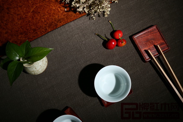 區(qū)氏臻品藍(lán)邊馬蹄杯與空間環(huán)境形成一幅美妙畫卷 區(qū)氏臻品藍(lán)邊馬蹄杯與空間環(huán)境形成一幅美妙畫卷