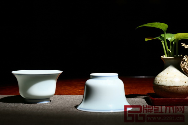 倒置的區(qū)氏臻品藍(lán)邊馬蹄杯形似馬蹄 倒置的區(qū)氏臻品藍(lán)邊馬蹄杯形似馬蹄