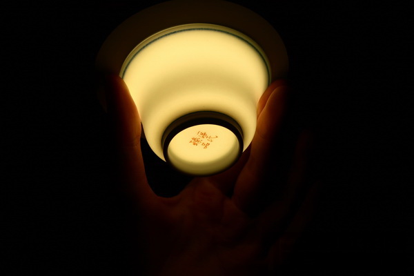 區(qū)氏臻品藍(lán)邊馬蹄杯剔透、輕薄,在燈光下宛如夜光杯 區(qū)氏臻品藍(lán)邊馬蹄杯剔透、輕薄,在燈光下宛如夜光杯