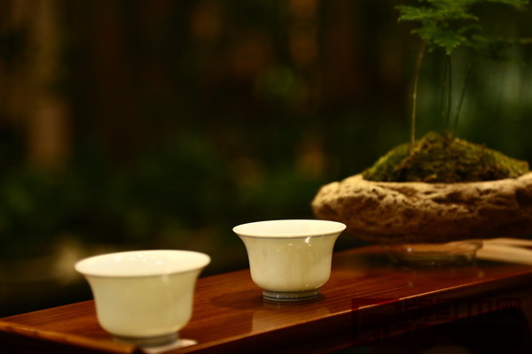 區(qū)氏臻品以家具的審美要求打造藍(lán)邊馬蹄杯