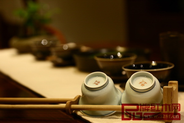 區(qū)氏臻品以家具的審美要求打造藍(lán)邊馬蹄杯 區(qū)氏臻品以家具的審美要求打造藍(lán)邊馬蹄杯