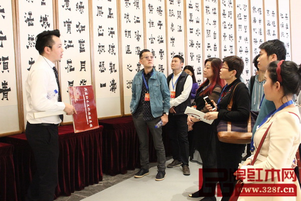 百家旅行社代表們在工作人員的帶領(lǐng)下參觀重點推介項目 百家旅行社代表們在工作人員的帶領(lǐng)下參觀重點推介項目