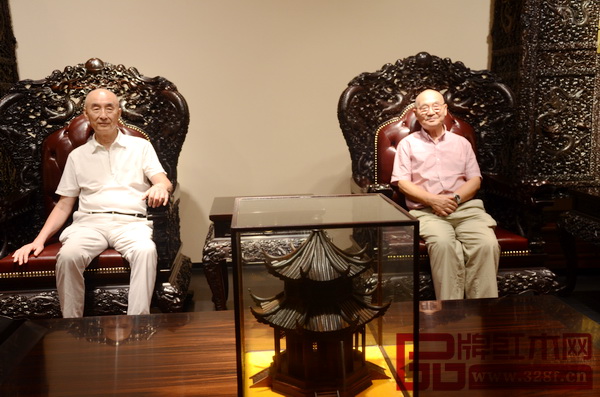 中國(guó)高等教育家具設(shè)計(jì)專業(yè)創(chuàng)始人、中南林業(yè)科技大學(xué)博士生導(dǎo)師胡景初(右)與泰和園董事長(zhǎng)邵湘文(左) 中國(guó)高等教育家具設(shè)計(jì)專業(yè)創(chuàng)始人、中南林業(yè)科技大學(xué)博士生導(dǎo)師胡景初(右)與泰和園董事長(zhǎng)邵湘文(左)