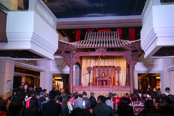 精致的古戲臺(tái)與特色演出吸引了大量游客觀賞 