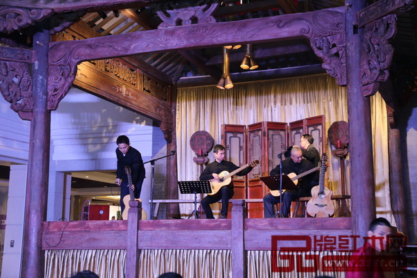 精致的古戲臺(tái)與特色演出吸引了大量游客觀賞 