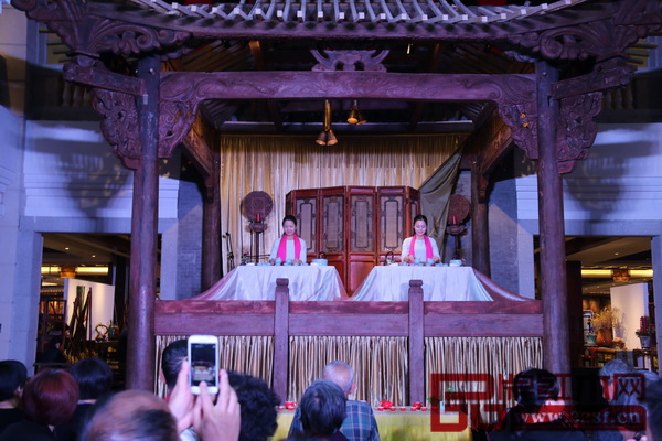 精致的古戲臺(tái)與特色演出吸引了大量游客觀賞 